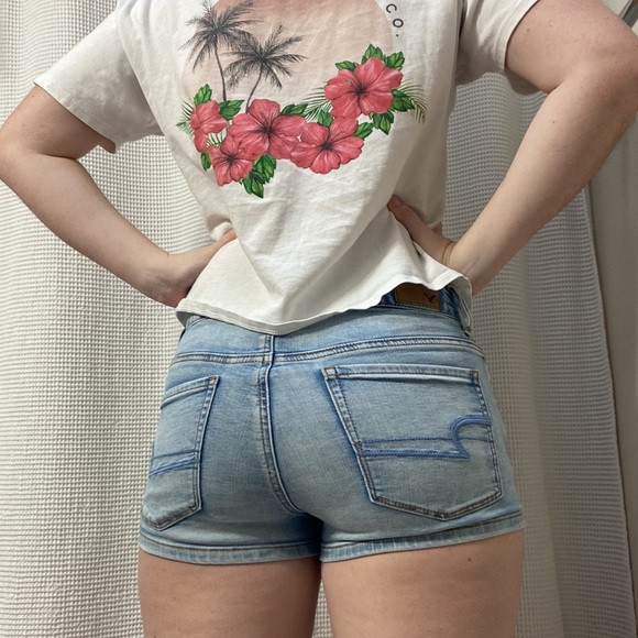 Women’s American Eagle light wash hi-rise shortie jean shorts. Size 4. - Picture 4 of 16